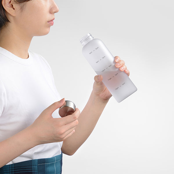 クリアボトル 目盛り付き 560ml｜軽量・シンプル・持ち運びやすいウォーターボトル